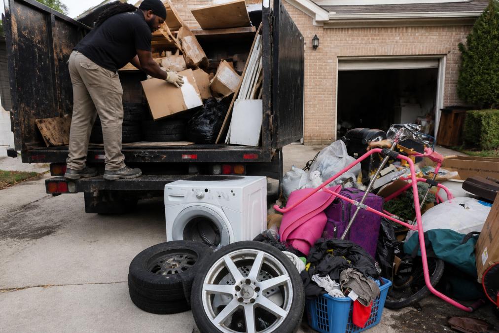 Dispose of Renovation Debris Quickly: A 2026 Guide